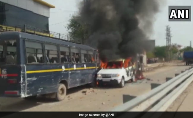 हिंसक हुआ गुर्जर आंदोलन, प्रदर्शनकारियों ने झड़प के बाद पुलिस की तीन गाड़ियों में लगाई आग, कई ट्रेनें रद्द