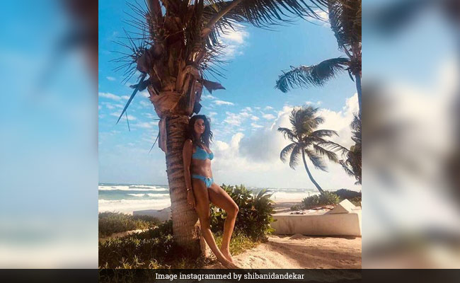 Farhan Akhtar Clicks Girlfriend Shibani Dandekar The Best. Here's Proof