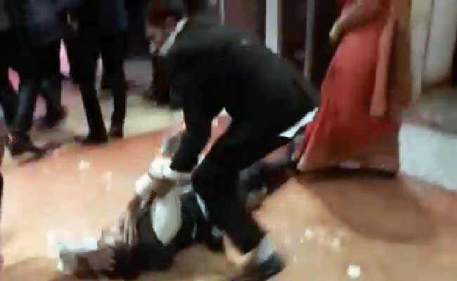 दिल्ली : शादी समारोह में खराब भोजन को लेकर होटल में जमकर तोड़फोड़ और मारपीट