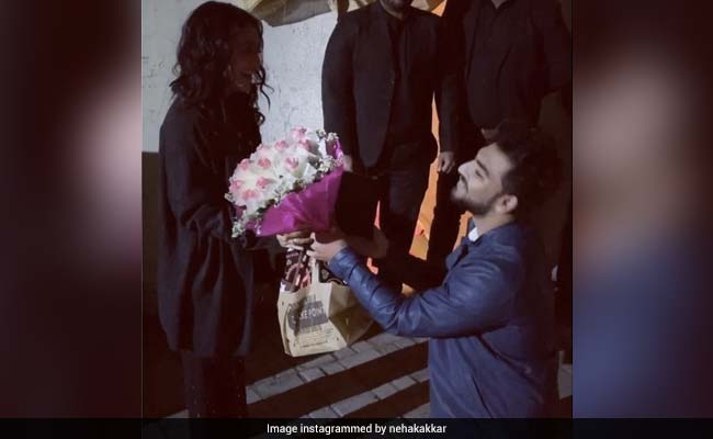 नेहा कक्कड़ को Valentines Day पर इस शख्स ने घुटने पर बैठकर किया प्रपोज, यूं कही दिल की बात- देखें Video