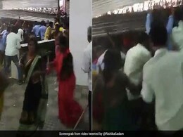 शॉपिंग मॉल 10 रुपये में बेच रहा था साड़ी, 400 महिलाओं ने मचाया बवाल, तोड़ दिया शटर और... देखें VIDEO शॉपिंग मॉल 10 रुपये में बेच रहा था साड़ी, 400 महिलाओं ने मचाया बवाल, तोड़ दिया शटर और... देखें VIDEO