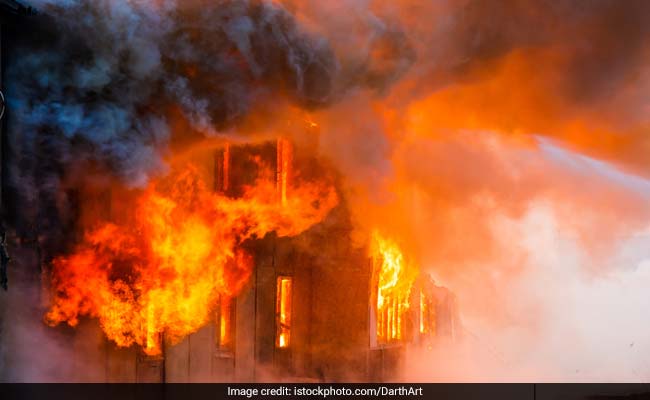 कुंभः जिस कैंप में सो रहे थे बिहार के राज्यपाल , उसमें अचानक लगी आग, बाल-बाल बचे