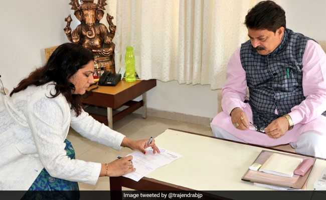 Former Gujarat Congress Lawmaker Asha Patel Joins BJP