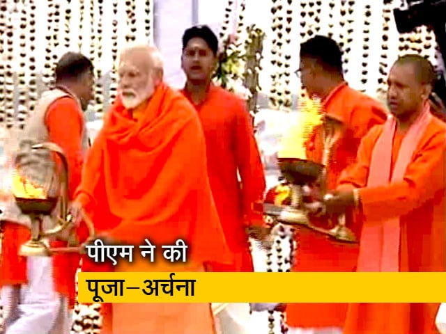 कुंभ में पीएम मोदी ने लगाई डुबकी