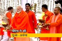 कुंभ में पीएम मोदी ने लगाई डुबकी कुंभ में पीएम मोदी ने लगाई डुबकी