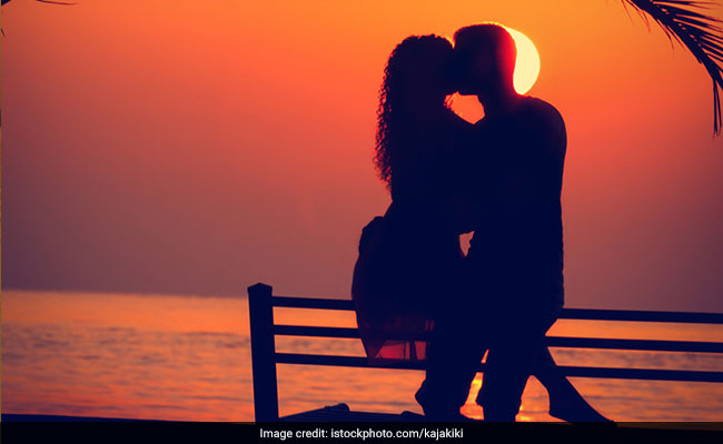 International Kissing Day 2021: यंग दिखने से वज़न कम करने तक, Kiss करने से होते हैं ये 5 बड़े फायदे!