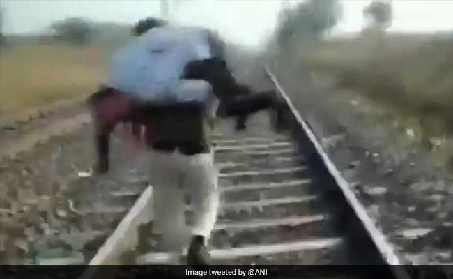 नहीं मिली एम्बुलेंस तो घायल को कंधे पर लादकर 1.5 किलोमीटर दौड़ा सिपाही, वायरल हुआ VIDEO