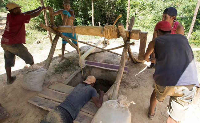 How Venezuela Turns Its Useless Bank Notes Into Gold