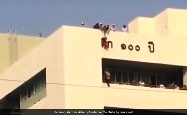 अस्पताल की छत से गिरी बच्ची, फिर हुआ कुछ ऐसा, देखकर आप भी रह जाएंगे हैरान, देखें VIDEO