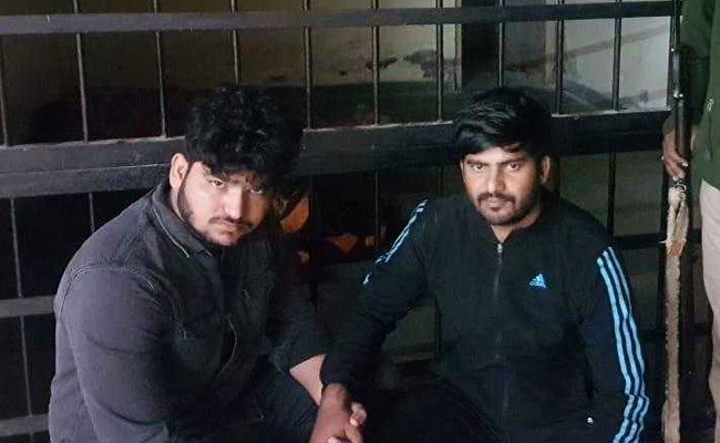 नोएडा में गार्ड को गोली मारने वाले दो इनामी बदमाश गिरफ्तार