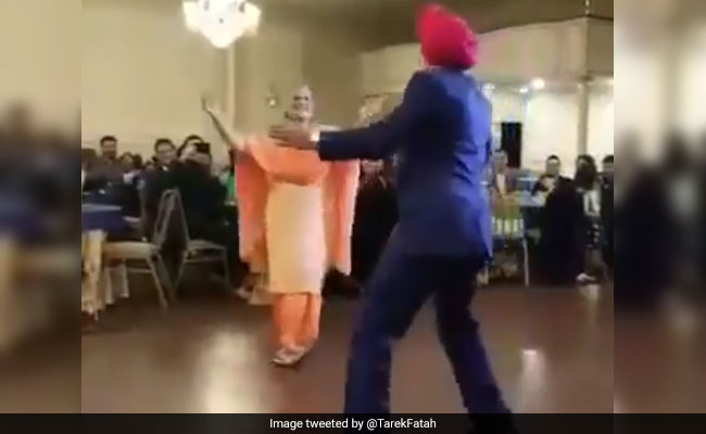VIDEO: शादी की 50वीं सालगिरह पर सरदार जी ने पत्नी के साथ किया ऐसा डांस, देखते रह गए परिवारवाले