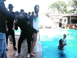 सनी लियोन पूल किनारे कर रही थीं मस्ती, तभी पीछे से पड़ा धक्का और फिर...देखें Video सनी लियोन पूल किनारे कर रही थीं मस्ती, तभी पीछे से पड़ा धक्का और फिर...देखें Video