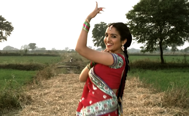 आम्रपाली दुबे ने 'उड़ जाईबू ये मैना' पर देसी अंदाज में किया डांस, Video उड़ा रहा गरदा