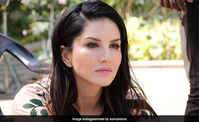 Sunny Leone ने वैलेंटाइन्स डे का हिंदी में कर डाला अनुवाद, Viral Video देख रह जाएंगे हैरान