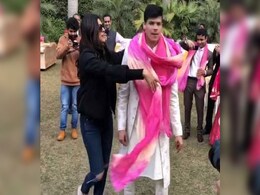 सुष्मिता सेन ने 'चुनरी चुनरी' सॉन्ग पर दूल्हे के साथ किया ढिंचैक डांस, Video हुआ वायरल सुष्मिता सेन ने 'चुनरी चुनरी' सॉन्ग पर दूल्हे के साथ किया ढिंचैक डांस, Video हुआ वायरल