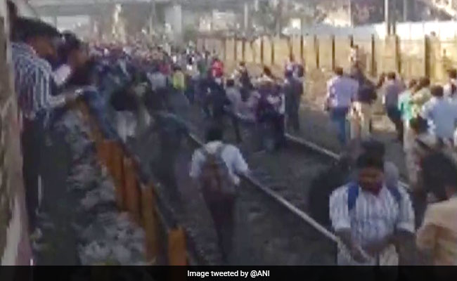 Pulwama Attack:मुंबई के नालासोपारा में जनता का भड़का गुस्सा, रेलवे ट्रैक पर प्रदर्शन से ट्रेनों का संचालन ठप