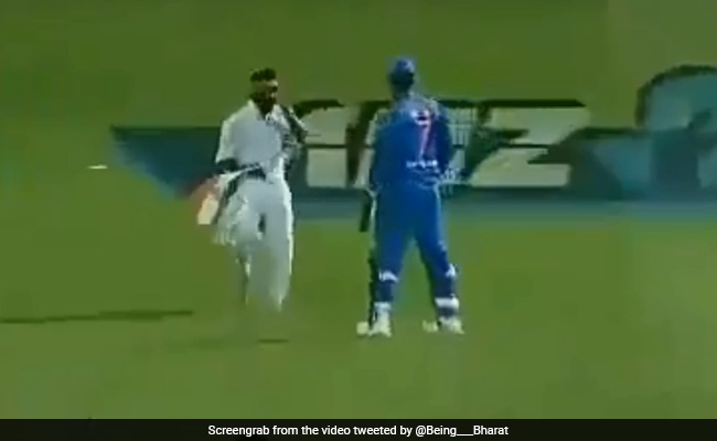 VIDEO: न्यूजीलैंड में टीम इंडिया भले सीरीज हार गई, लेकिन धोनी ने रखा तिरंगे का मान, जीता सबका दिल VIDEO: न्यूजीलैंड में टीम इंडिया भले सीरीज हार गई, लेकिन धोनी ने रखा तिरंगे का मान, जीता सबका दिल