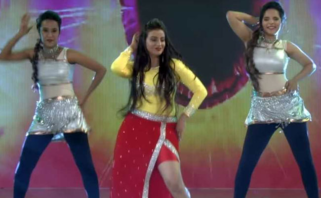 Bhojpuri Cinema: अक्षरा सिंह ने किया धांसू डांस, थिरकने को मजबूर हो गए निरहुआ और आम्रपाली दुबे- देखें Video