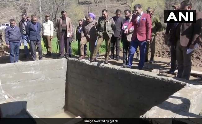 जम्मू कश्मीर: सीमा के पास बन रहे बंकरों का अधिकारियों ने लिया जायजा