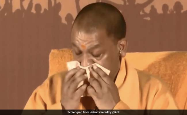 VIDEO: जब पुलवामा आतंकी हमले के शहीदों को याद कर मंच पर ही रोने लगे सीएम योगी आदित्यनाथ