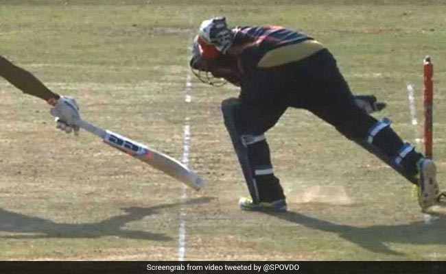 MS Dhoni की तरह रन-आउट कर विकेटकीपर ने किया हैरान, देखता रह गया बल्लेबाज, देखें VIDEO