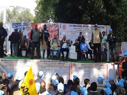 विभिन्न मांगों को लेकर ऑल इंडिया बैंक ऑफिसर कन्फेडरेशन ने जंतर-मंतर पर दिया धरना विभिन्न मांगों को लेकर ऑल इंडिया बैंक ऑफिसर कन्फेडरेशन ने जंतर-मंतर पर दिया धरना