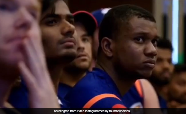 IPL में हारने के बाद मुंबई इंडियन्स के ड्रेसिंग रूम में ऐसे लगती है खिलाड़ी को फटकार- देखें Video