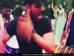 बारात में जमकर नाचने लगा बिग बॉस का एक्स कंटेस्टेंट, नगाड़ा बजते ही यूं मचाई धूम- देखें Video बारात में जमकर नाचने लगा बिग बॉस का एक्स कंटेस्टेंट, नगाड़ा बजते ही यूं मचाई धूम- देखें Video