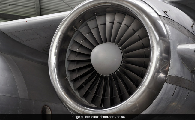 प्लेन में बैठने से पहले शख्स ने इंजन के अंदर कर दिया ऐसा काम, मच गया बवाल