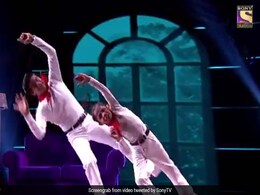 इस बच्चे के डांस को देख चौंक पड़े जीतेंद्र और जया प्रदा, खड़े होकर बजाने लगे ताली- देखें Video इस बच्चे के डांस को देख चौंक पड़े जीतेंद्र और जया प्रदा, खड़े होकर बजाने लगे ताली- देखें Video