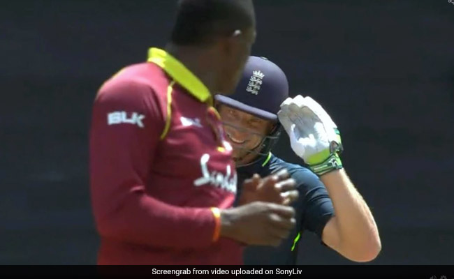 छक्का जड़ने के बाद ऐसे चिढ़ाने लगा बल्लेबाज, झल्ला गया गेंदबाज, वायरल हुआ VIDEO