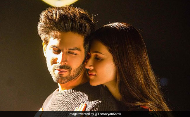 <I>Luka Chuppi</i> Song: Kartik Aaryan Can't Take His Eyes Off Kriti Sanon's <I>Photo</I>