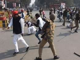 Akhilesh Yadav Stopped At Airport, Lathicharge On Samajwadi Protesters Akhilesh Yadav Stopped At Airport, Lathicharge On Samajwadi Protesters
