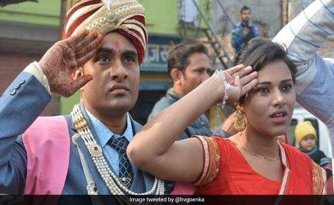 बारात लेकर जा रहा था दूल्हा, बीच सड़क देखी शहीद की अंतिम विदाई, तो घोड़ी से उतरकर किया कुछ ऐसा