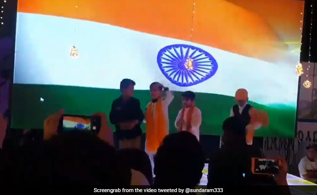 पाकिस्तान में तिरंगा लहराते हुए बच्चों ने किया 'फिर भी दिल है हिंदुस्तानी' पर डांस, सरकार ने किया फिर कुछ ऐसा