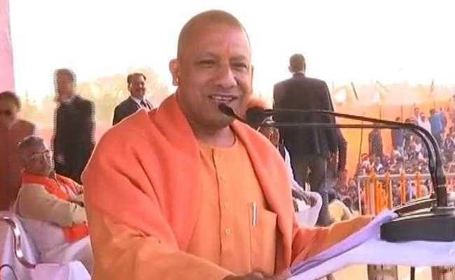 बिना इजाजत पुरुलिया में योगी आदित्यनाथ ने की रैली, मंच से लगाया नारा- 'गर्व से कहो हम हिंदू हैं'