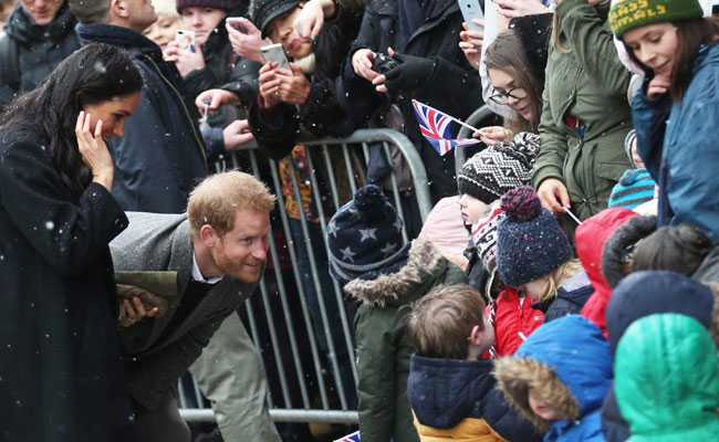 UK Crowds Brave Snow To Welcome Prince Harry, Wife Meghan