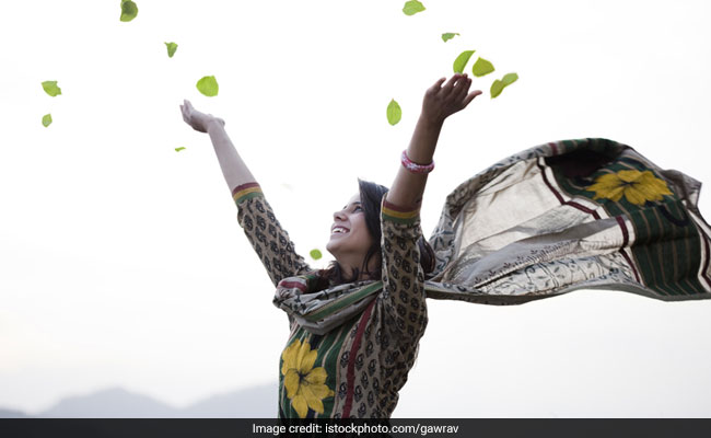 5 Breezy <i>Kurtis</i> To Take On The Indian Spring