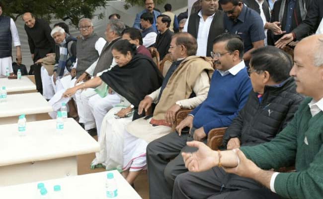 AAP की महारैली LIVE:  अरविंद केजरीवाल बोले- मैं ममता जी को सैल्यूट करता हूं, जिन्होंने सीबीआई के अफसरों को दौड़ाकर भगा दिया