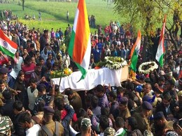 पुलवामा हमला: शहीद रमेश के पिता ने नौकरी के लिए गिरवी रखी थी जमीन, बेटे से किया वादा भी रह गया अधूरा पुलवामा हमला: शहीद रमेश के पिता ने नौकरी के लिए गिरवी रखी थी जमीन, बेटे से किया वादा भी रह गया अधूरा