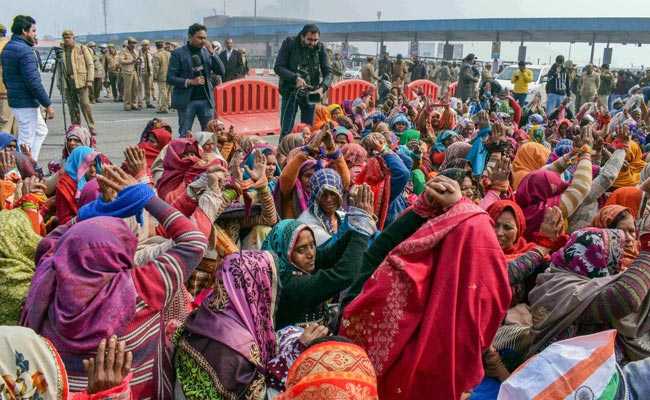 Women Farmers Tie Up Hands In Symbolic Protest Near Delhi-Noida Flyway