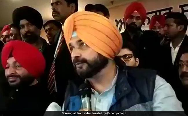 नवजोत सिंह सिद्धू ने कहा - मैं अपने रुख पर कायम, कंधार विमान अपहरण के समय उनकी बेड़ि&zwj;यां खोलने वाले कौन थे