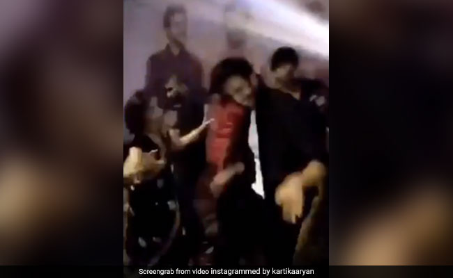 कार्तिक आर्यन ने मम्मी संग डांस फ्लोर पर किया धमाल, 'दिल चोरी' सॉन्ग पर यूं जीता दिल- देखें Video