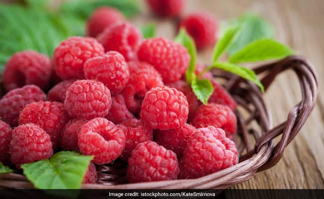 Raspberry Benefits: डायबिटीज रोगियों के लिए कमाल है रसभरी फल, हाई शुगर लेवल को कम करने के साथ देता है ये अद्भुत फायदे!