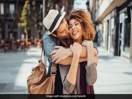 Happy Hug Day 2019: Beautiful Love Quotes To Share With Your Valentine Happy Hug Day 2019: Beautiful Love Quotes To Share With Your Valentine