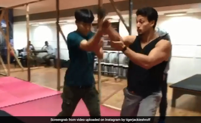 टाइगर श्रॉफ ने बंदूक के साथ दिखाया जबरदस्त एक्शन, ट्रेनिंग लेकर गुंडों की यूं करेंगे धुलाई- देखें Video