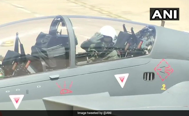 आर्मी चीफ बिपिन रावत ने तेजस से भरी उड़ान, कहा- इससे बढ़ेगी सेना की ताकत