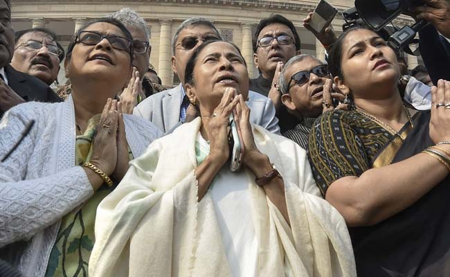 Mamata Banerjee Prayed In Front Of Gandhi Statue "To Remove BJP"
