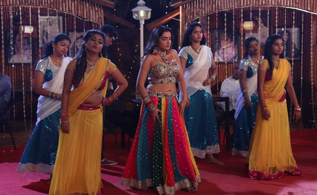 आम्रपाली दुबे का डांस YouTube पर हुआ सुपरहिट, Video ने उड़ाया गरदा