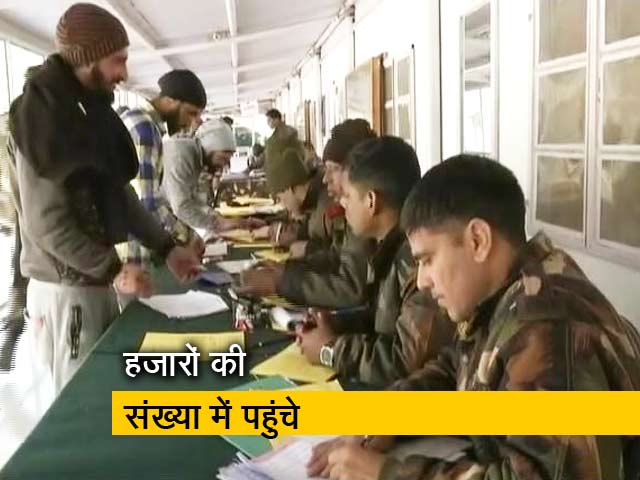 सेना की भर्ती में पहुंचे कश्मीरी युवक